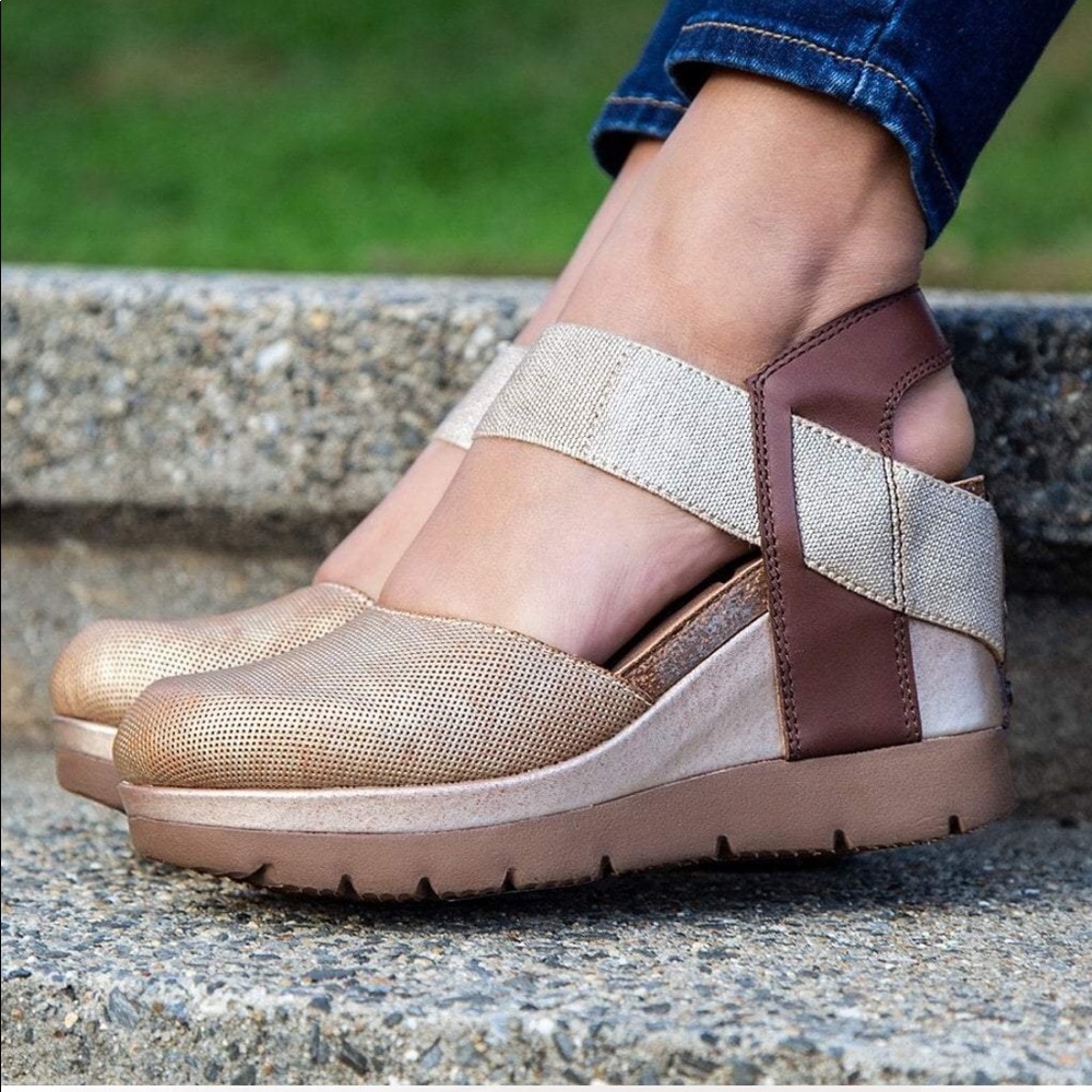 BRAND NEW: OTBT- Carry On Closed Toe Wedges